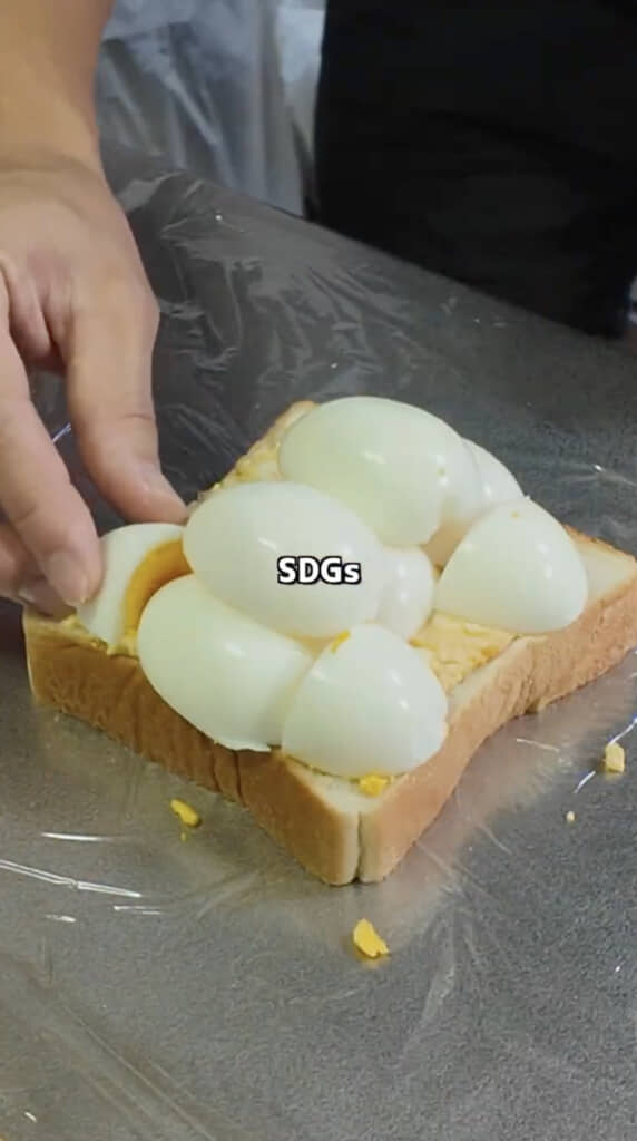 これでもかとゆで卵を盛ります