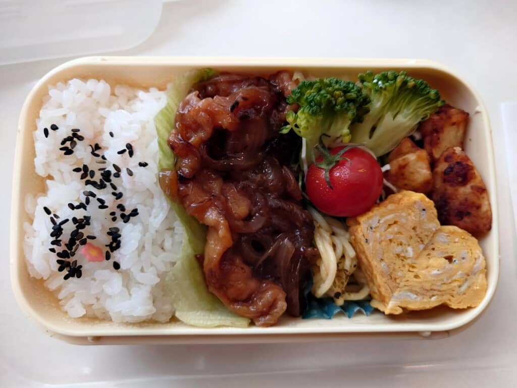 お肉たっぷりのボリューム満点のお弁当
