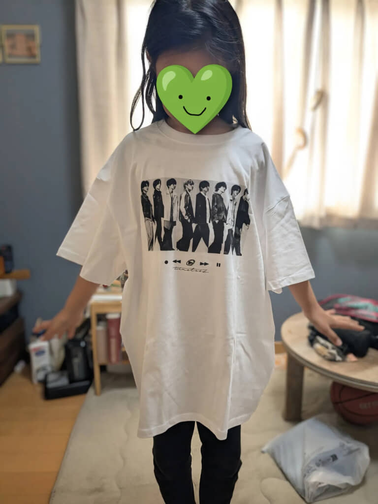 娘さんには大きすぎるTシャツ