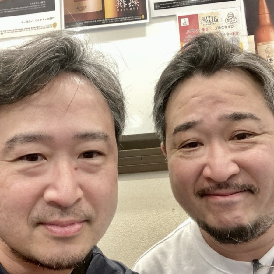 示し合わせたわけでもないのに双子の兄が隣に!