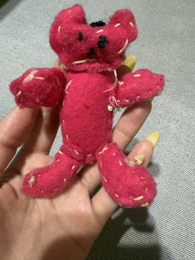24年前作ったクマさんのぬいぐるみが玄関に