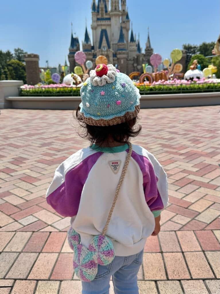 オブジェのドーナツと同じデザインの帽子とミッキー型のキャンディのポシェット