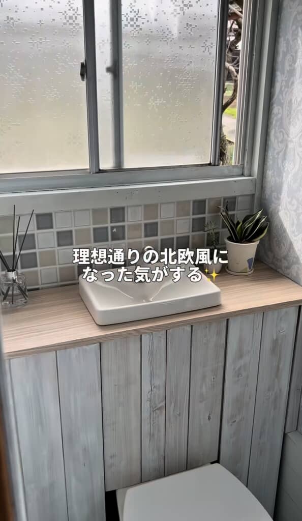 トイレのDIYで接着剤を塗りタイルを貼る様子
