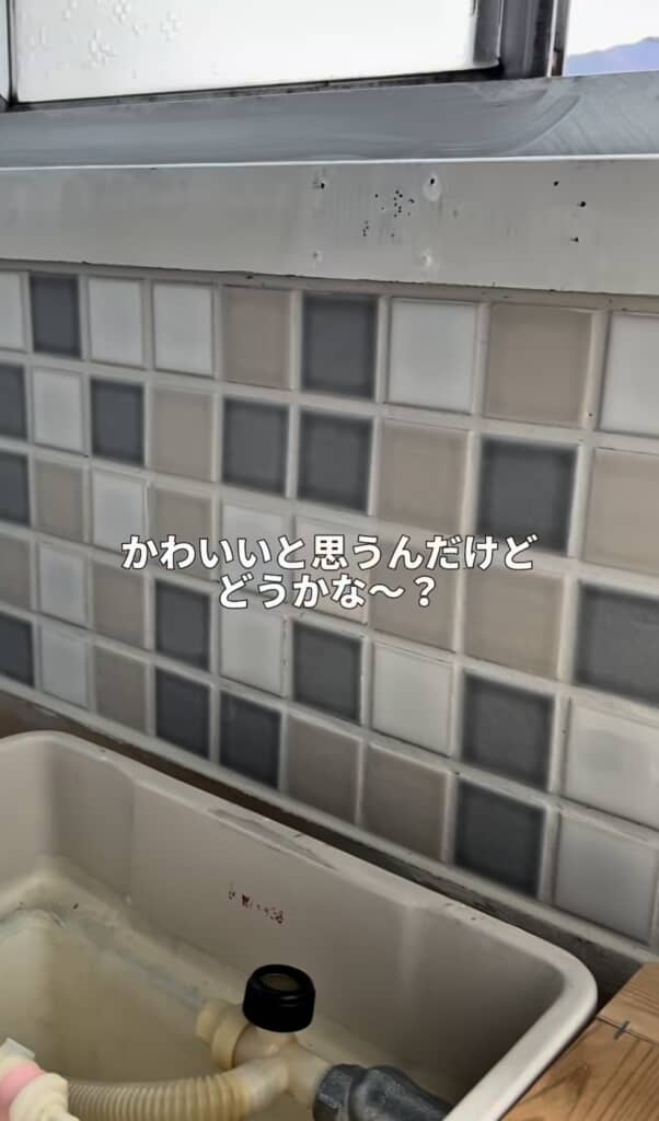 手洗い場の壁面に綺麗に貼られたスクエアタイルの拡大