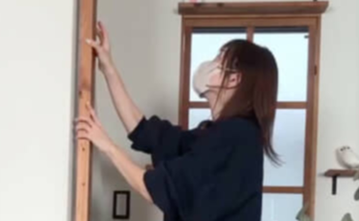 「もっと早く知りたかった」　2×4の木材を壁に突っ張るだけで……　子育て中、まねしたくなるアイデアに「この考え方はなかった」（1/3） | リフォーム・リノベーション・DIY ねとらぼ