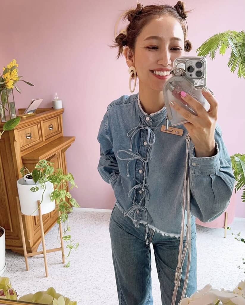 お団子を組み合わせたポップなヘアスタイル