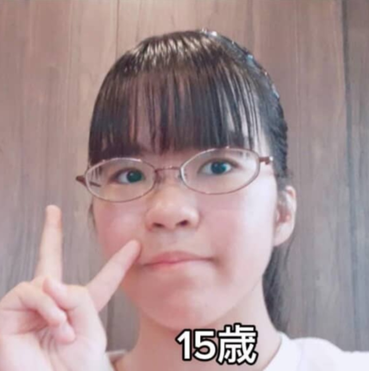 あどけない眼鏡の15歳少女→5年後……「どうかな?」 現在の姿に「バッチリかわいい」「美人度が上がった」と42万表示(1/3) | 美容 ねとらぼ