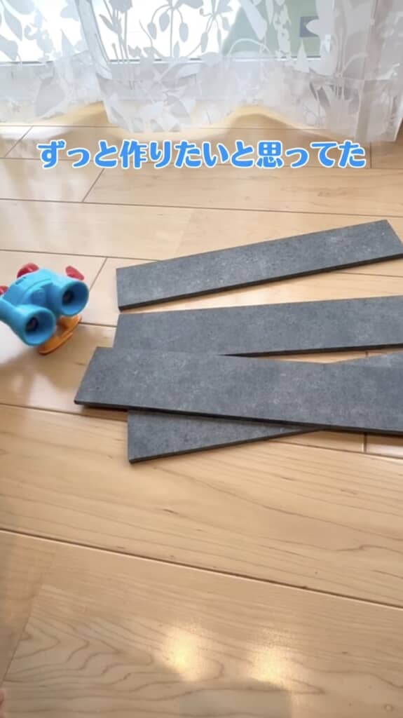 100均の木材で作るトミカ収納。今回はトイ・ストーリーホテルの駐車場風のデザインに