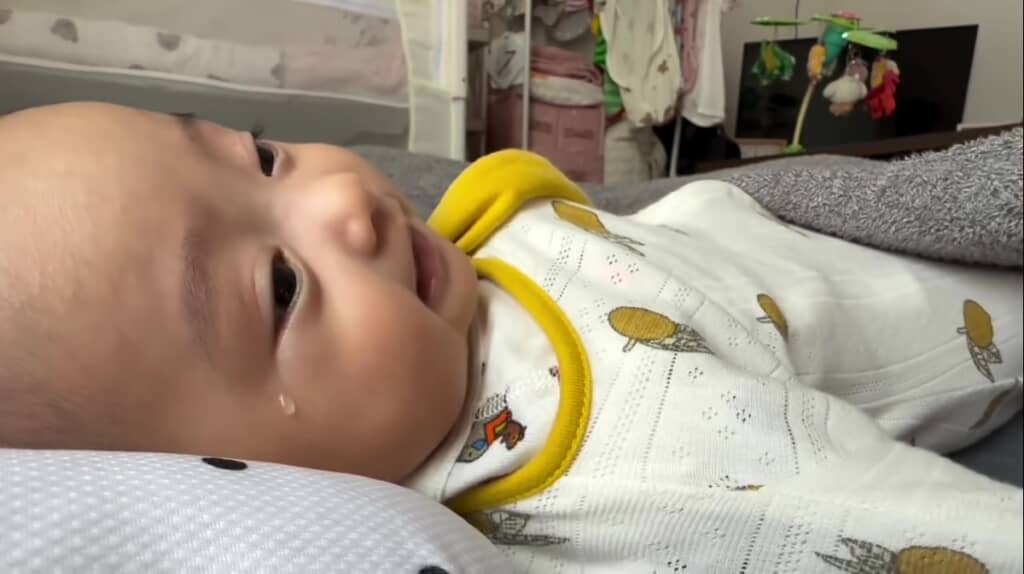 静かに涙をこぼす姿がかわいい