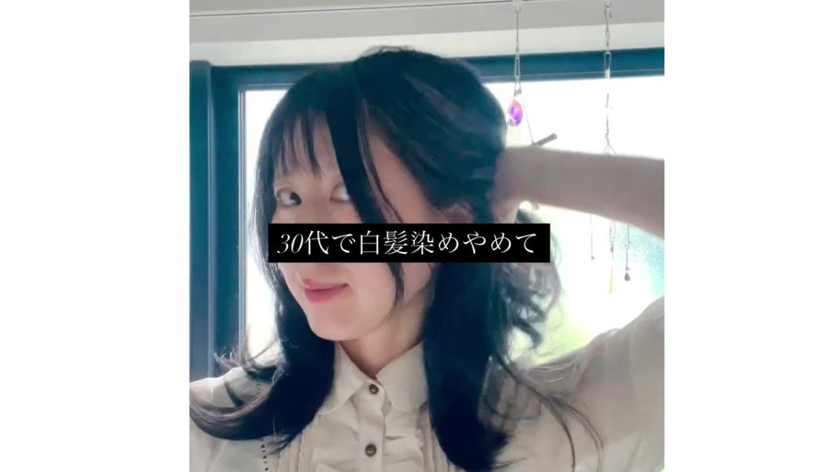 36歳で“20代から続けた白髪染め”をやめた女性→2年後……　グレイヘアを生かした“現在の姿”に「うっとりします」「真似したい」（1/2） | 美容 ねとらぼ