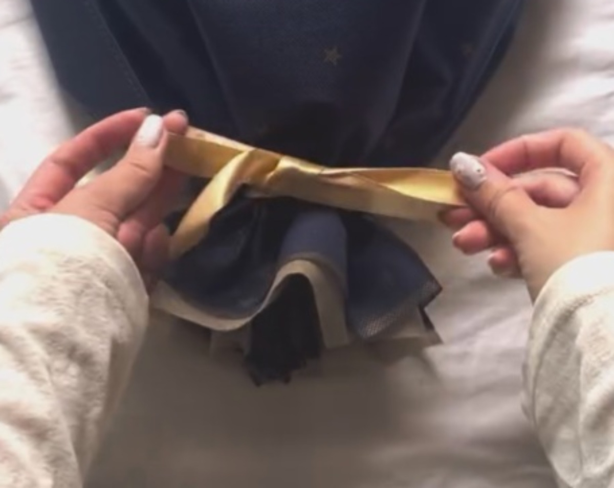父の大好物を集め、ダイソー巾着に入れると……「なにこれー!?」 驚きのギフト術に「一番うれしいやつ!」「母もこれがいい」(1/3) | ハンドメイド ねとらぼ