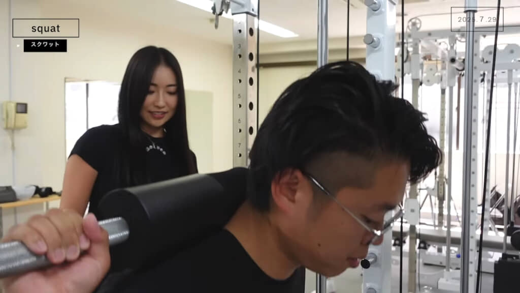 スミスマシンを使ったスクワットの指導を受ける