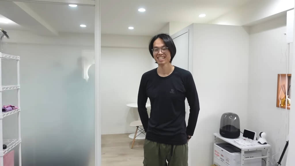 服の上からでもウェストのくびれがわかる
