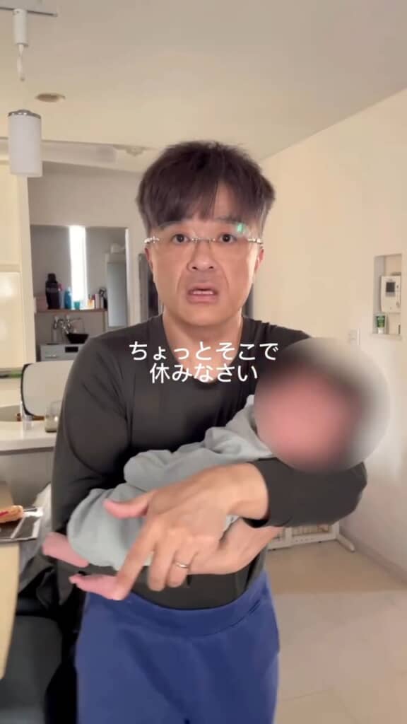 孫ちゃんを抱っこするペロパパさん
