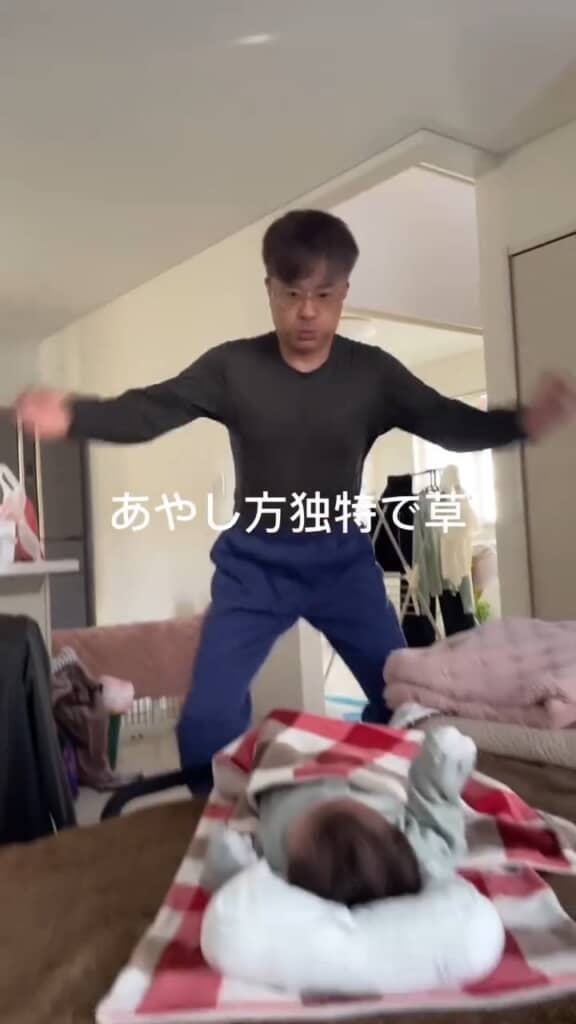激しく踊って孫ちゃんをあやし中