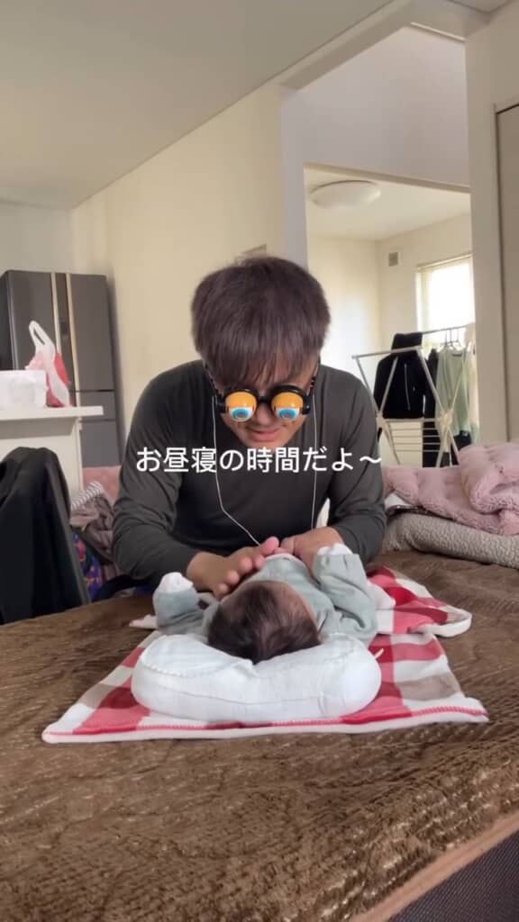 優しくあやす様子