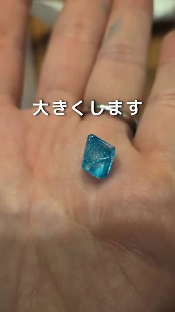 手のひらに乗せた青ミョウバン