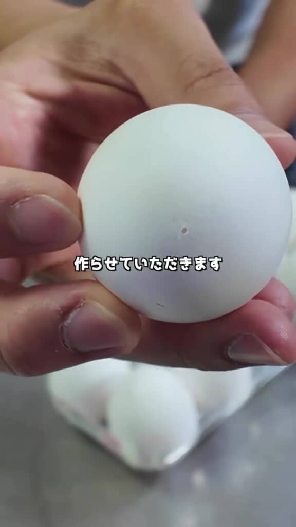 卵の殻に穴を開け
