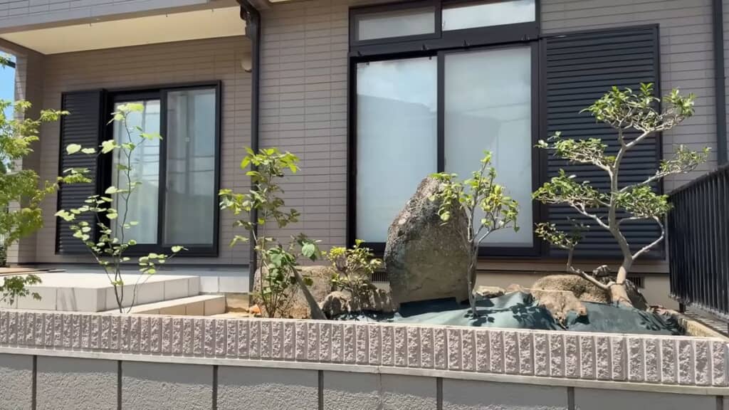 フェンス設置予定の場所の手前に植えた新しい庭木