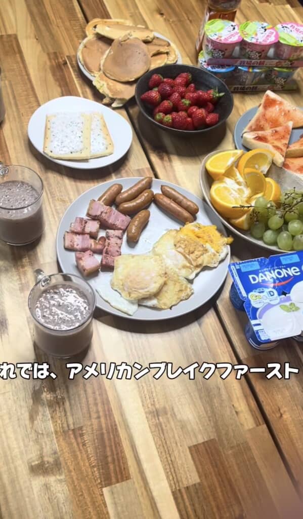 ベーコン・ソーセージ・目玉焼き・パンケーキ・フルーツ・スムージーが並ぶアメリカンブレイクファストの全景