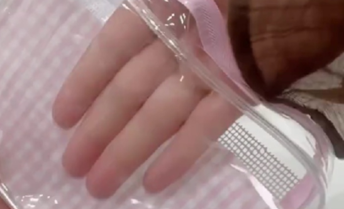 ダイソーのポーチ→透明テープをペタペタ貼ると…… “まさかの完成品”に「天才すぎます」「アイデアの勝利」(1/3) | ハンドメイド ねとらぼ