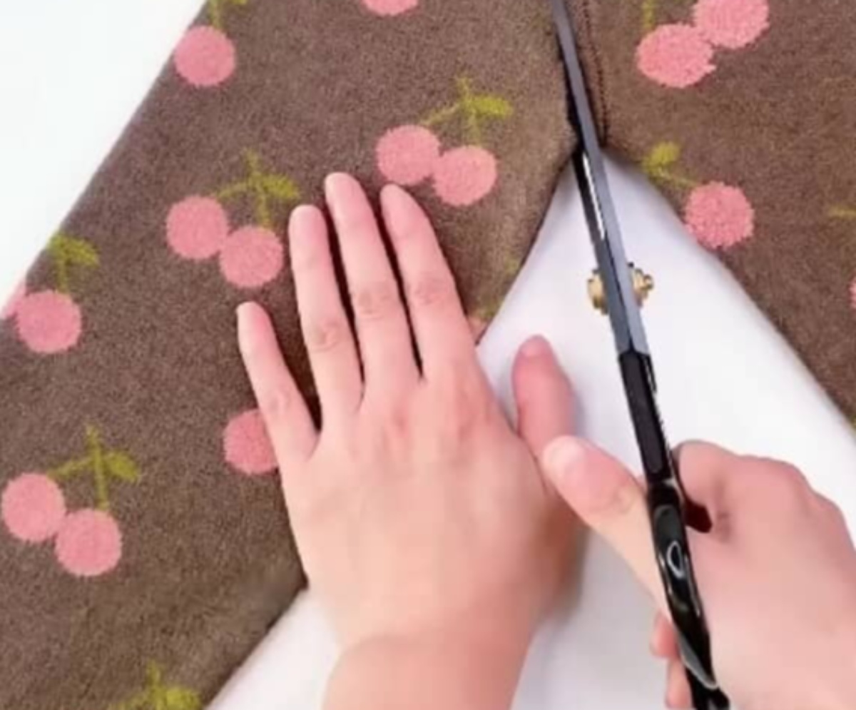着なくなったセーター→袖を切って縫い合わせるだけで……　驚きのリメイクアイデアに「絶対やる！」「もう捨てない」【海外】（1/3） | ライフスタイル ねとらぼ