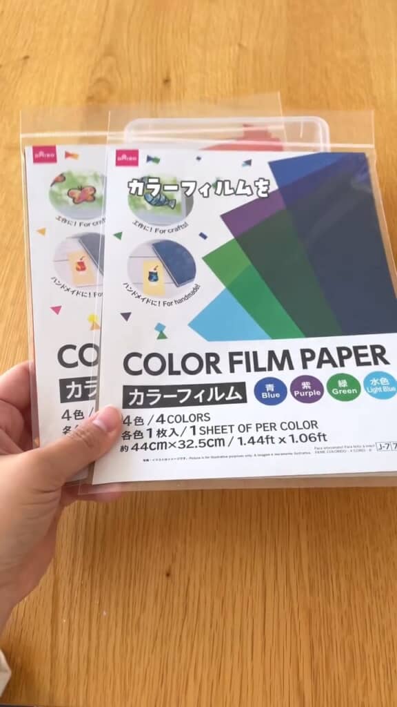 主役となる材料はカラーフィルム。赤系と青系で各4色