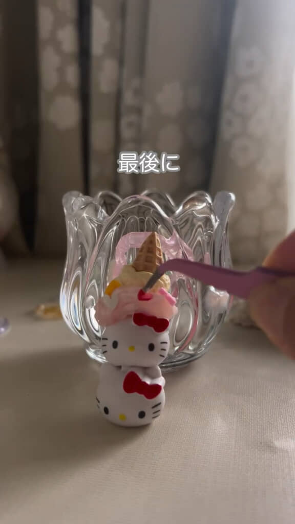 シャカシャカパーツで飾り金具を挿し込む