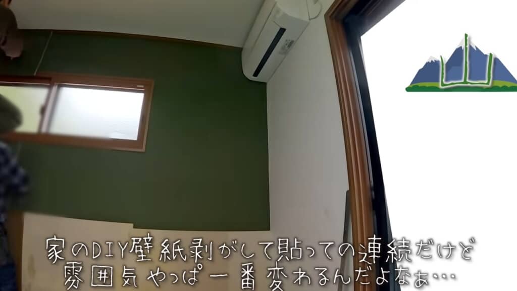 緑の壁紙を貼っていきます