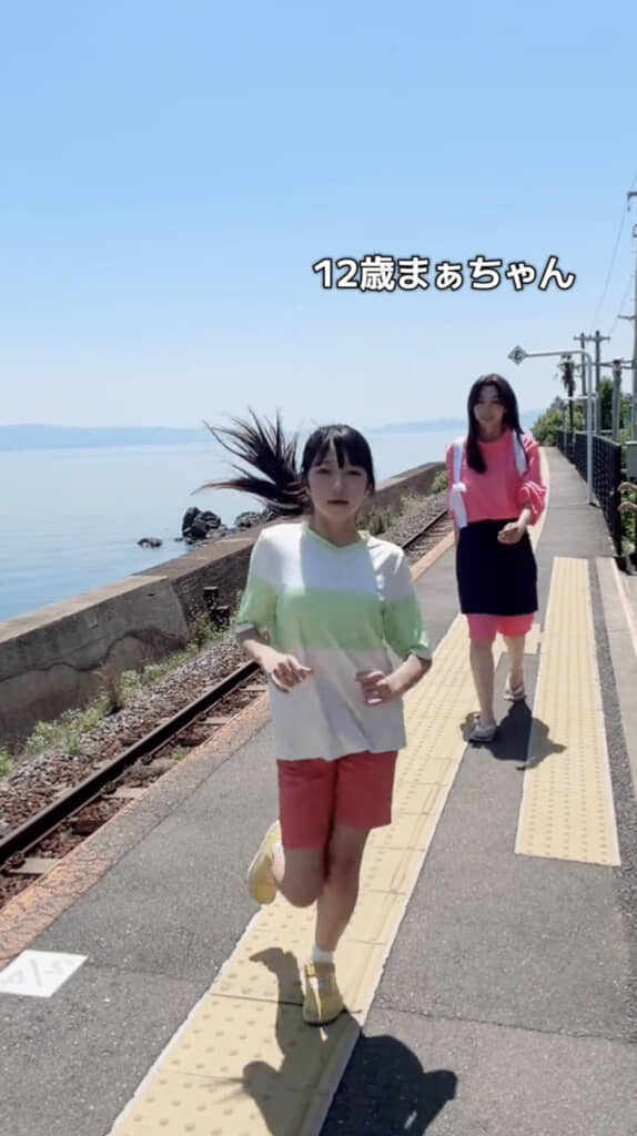 海と線路が世界観にぴったり