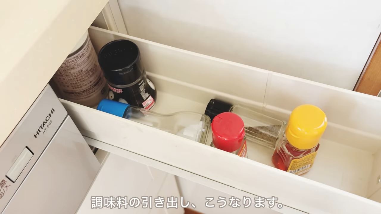 開け閉めするたびに動いたり、倒れたりする調味料の瓶