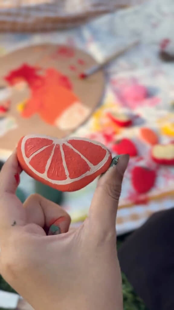 絵の具と筆で色を付けたら石がくだものに!