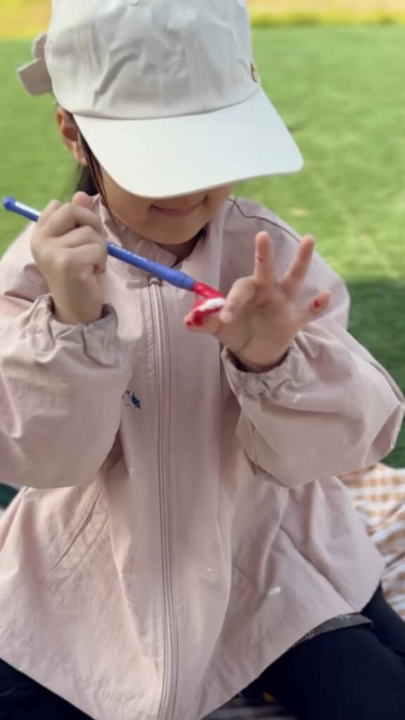 娘さんも石の色塗りにチャレンジ