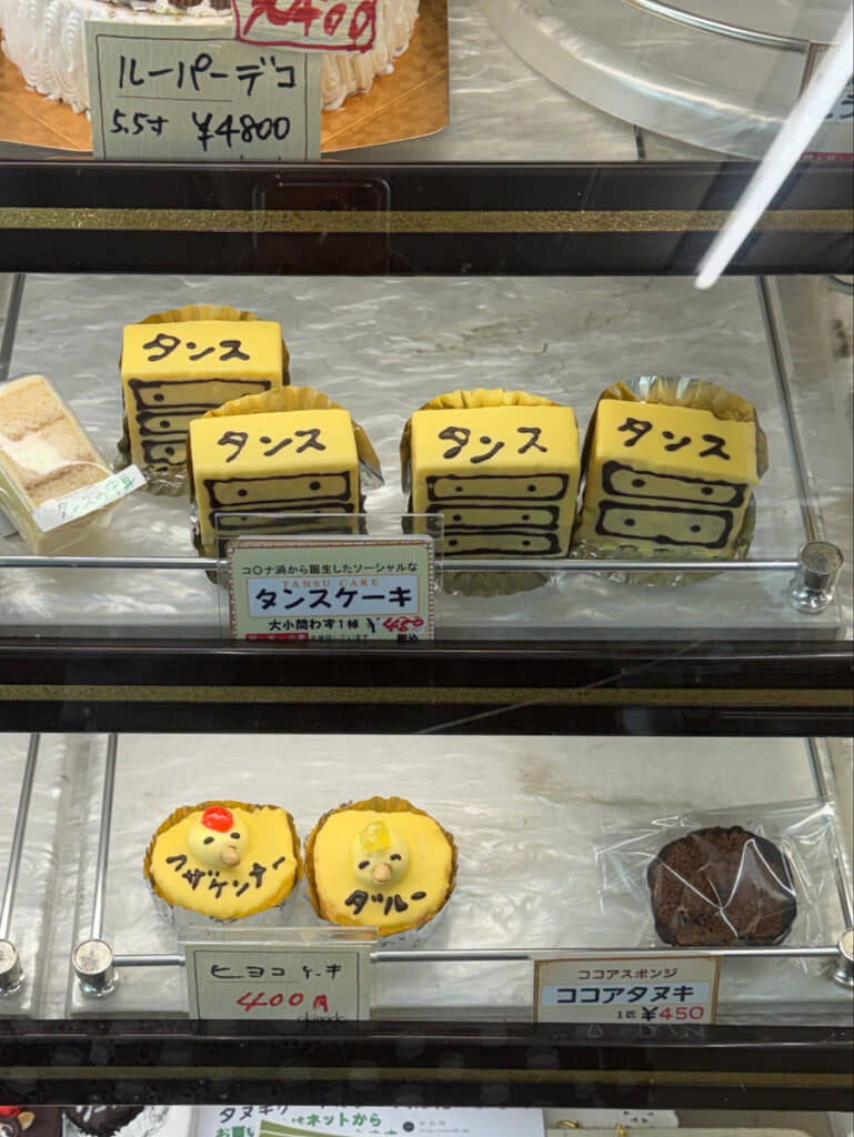 タンスのケーキに、口の悪いヒヨコのケーキ。トリッキーにも程がある