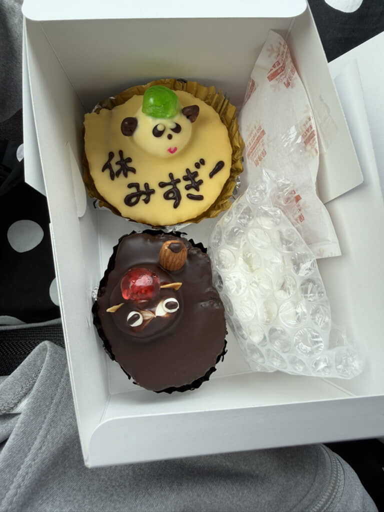 ケーキのパンダがあおってくる……