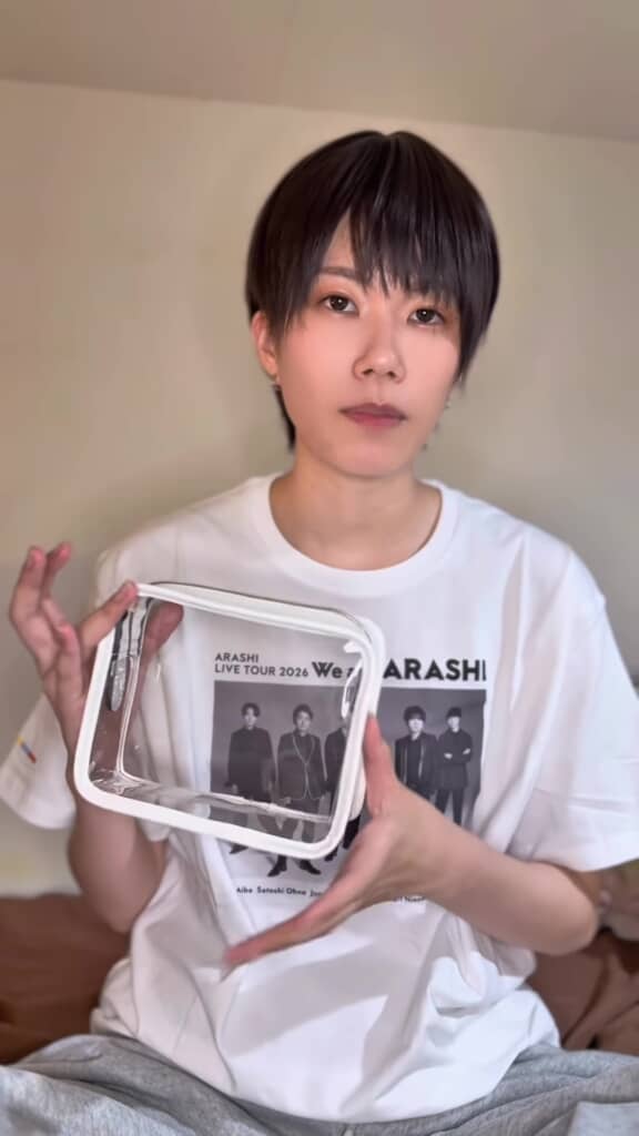 クリアポーチを持つ女性