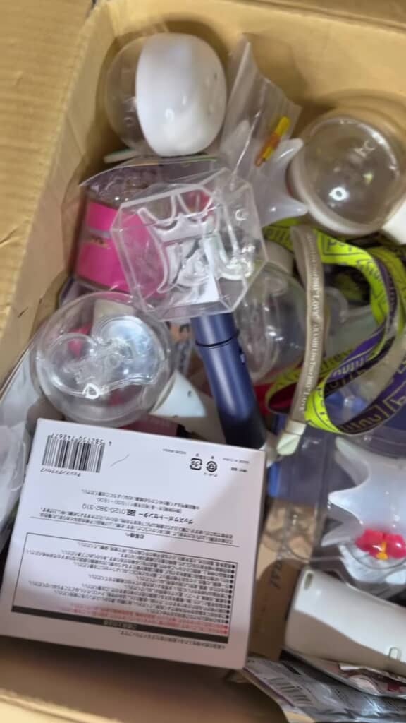 嵐グッズが入った段ボール