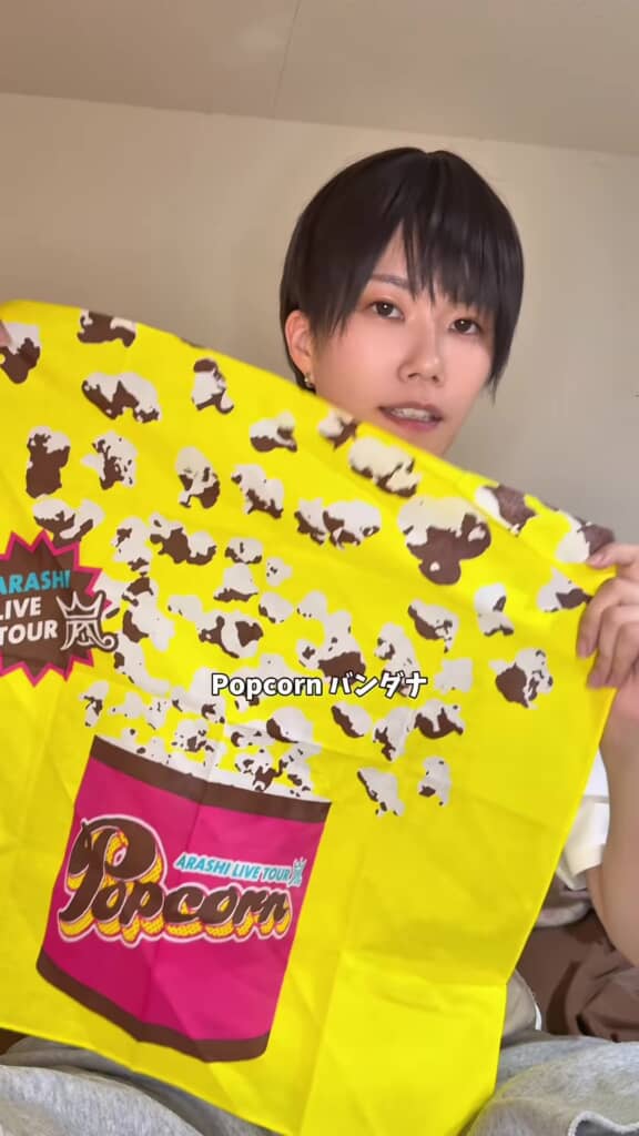 Popcornのバンダナを持つ女性