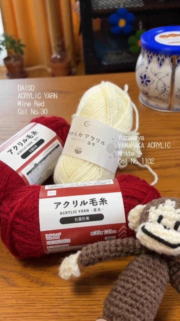 ダイソーの赤色毛糸とユザワヤのクリーム色の毛糸