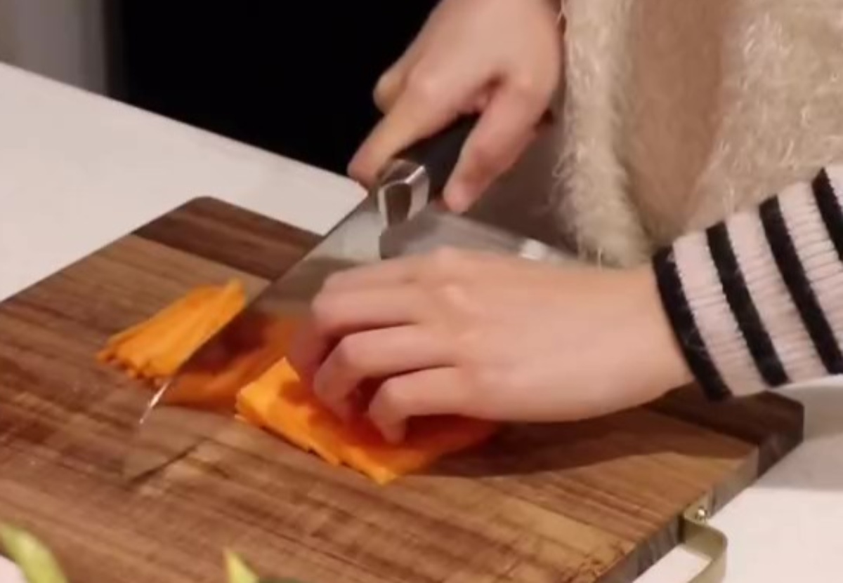 ごはんに具材をのせて2回折りたたむだけで……　夫の胃袋をつかんだ副菜いらずのおにぎり弁当に「たまらん」「早速真似します」（1/3） | ライフスタイル ねとらぼ