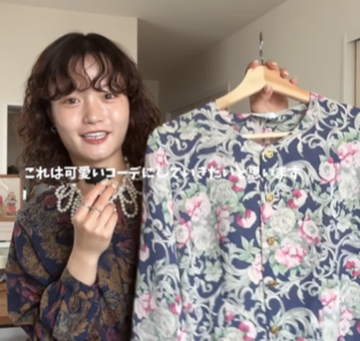 祖母のお下がり“柄ブラウス”→20代孫が着てみると……「すげ~わ」 驚きのコーデが72万再生「宮崎あおいさんみたい」「おばあちゃん喜ぶね」(1/3) | ライフハック ねとらぼ