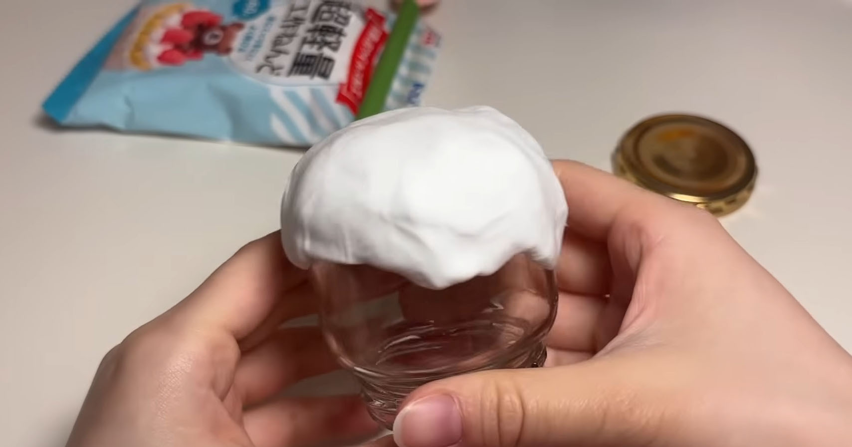 ダイソーの粘土→瓶にペタペタ貼り付けたら……　信じられない完成品に「めっちゃかわいい」「すごすぎる」「今度作ってみます！」（1/3） | ハンドメイド ねとらぼ