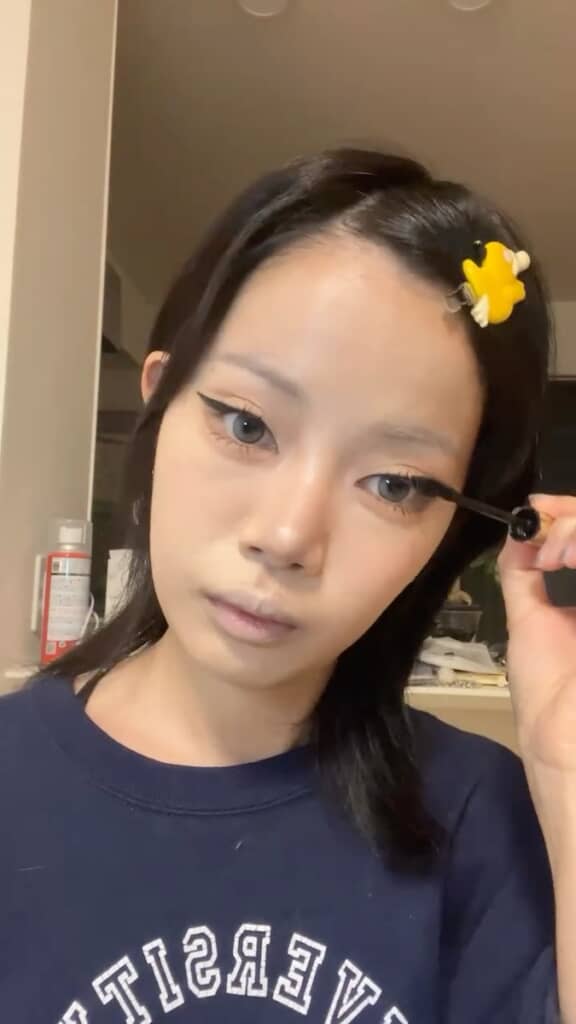 アイメイクで印象的な目元に