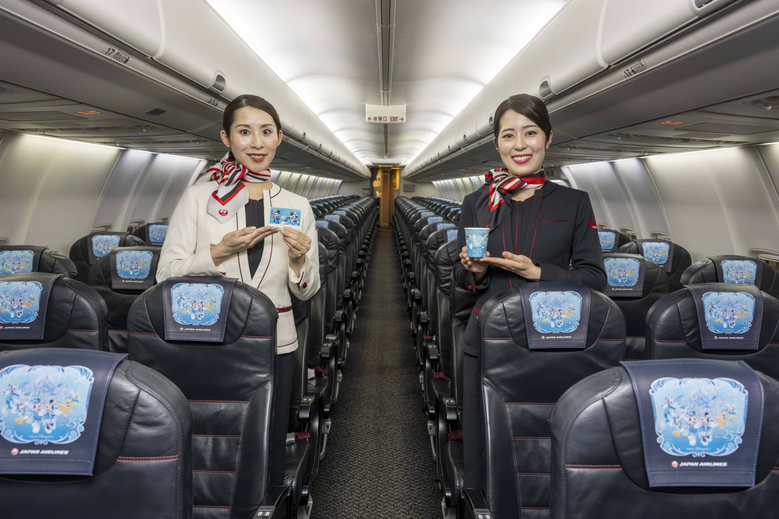 羽田空港にミッキー＆ミニーがやってきた！ JALの“ディズニー飛行機