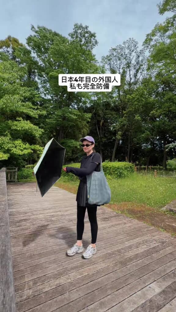 紫外線対策バッチリな女性（横を向いたところ）