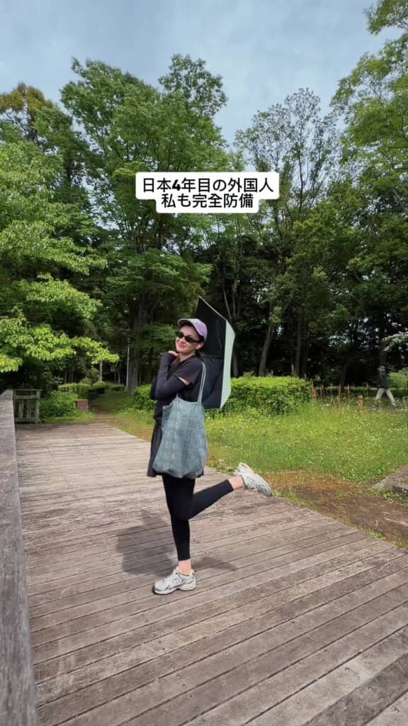 紫外線対策バッチリな女性（足を上げてポーズ）