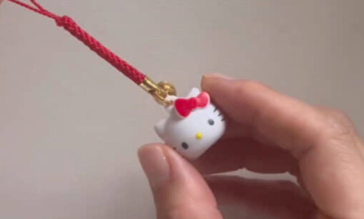 【セリア】ハローキティのストラップにひと工夫すると……「売ってるものより可愛い」　完成したアイテムに「天才ですかっ」（1/3） | ハンドメイド ねとらぼ