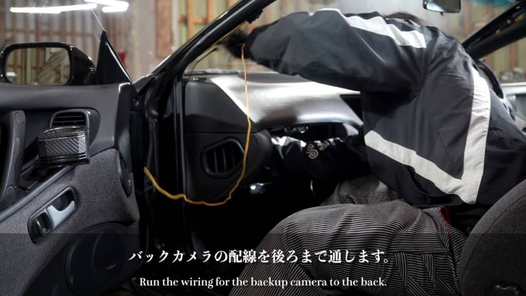 ドライブレコーダー増設のため車体内部に配線を通す