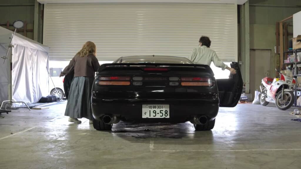 運転席に乗り込む父と助手席に乗り込む母