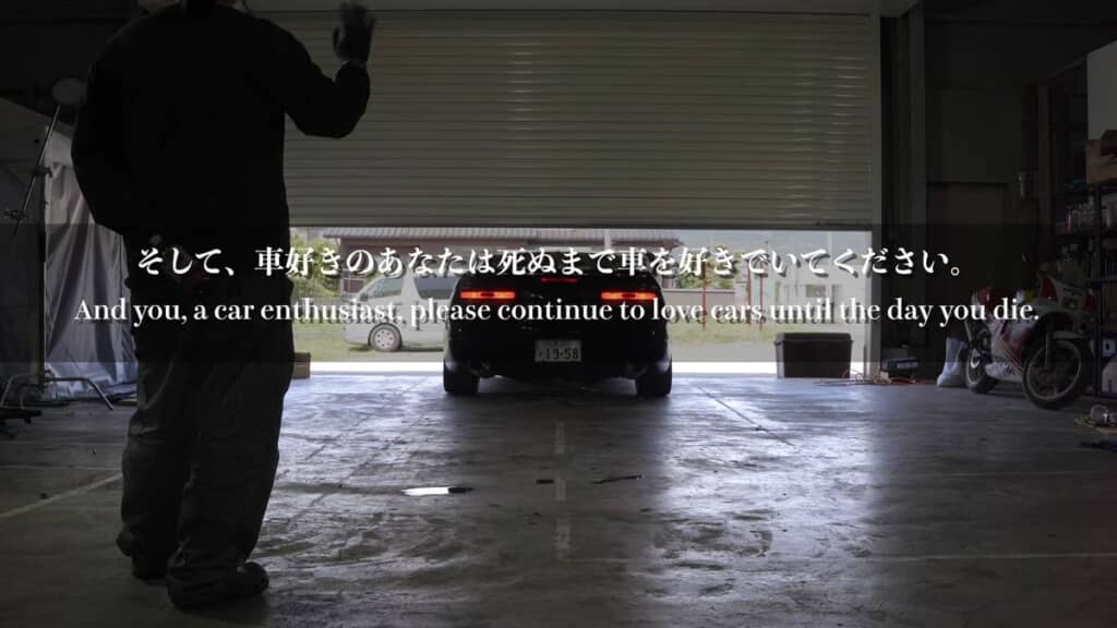 車に乗ってガレージを後にする両親を見送る投稿者